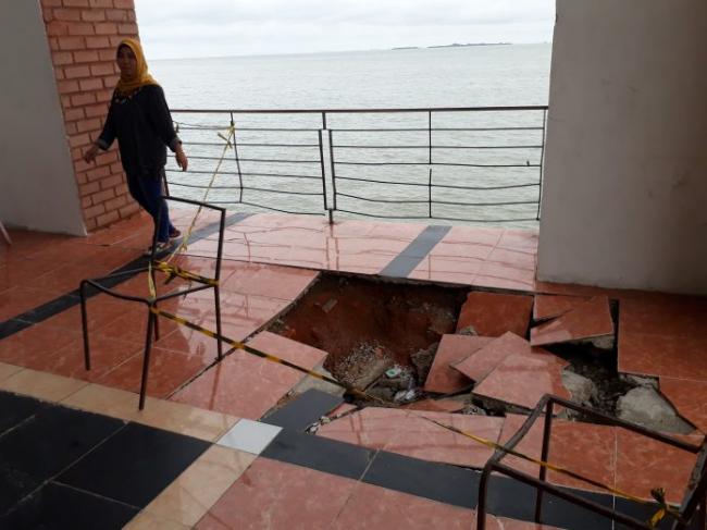 Hati-hati, Lantai Hall A Coastal Area Karimun Amblas